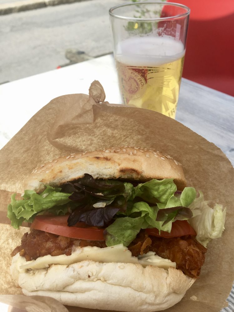 Lunch of champions! Chicken burger & Peroni at Case K2, Les Gets.
